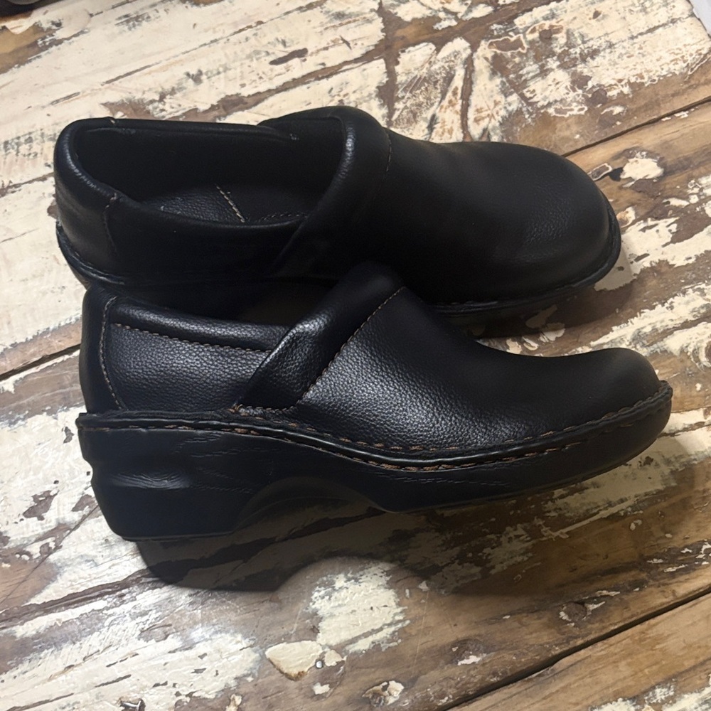 b.o.c. Women's Black Leather Mules - Picture 3 of 9